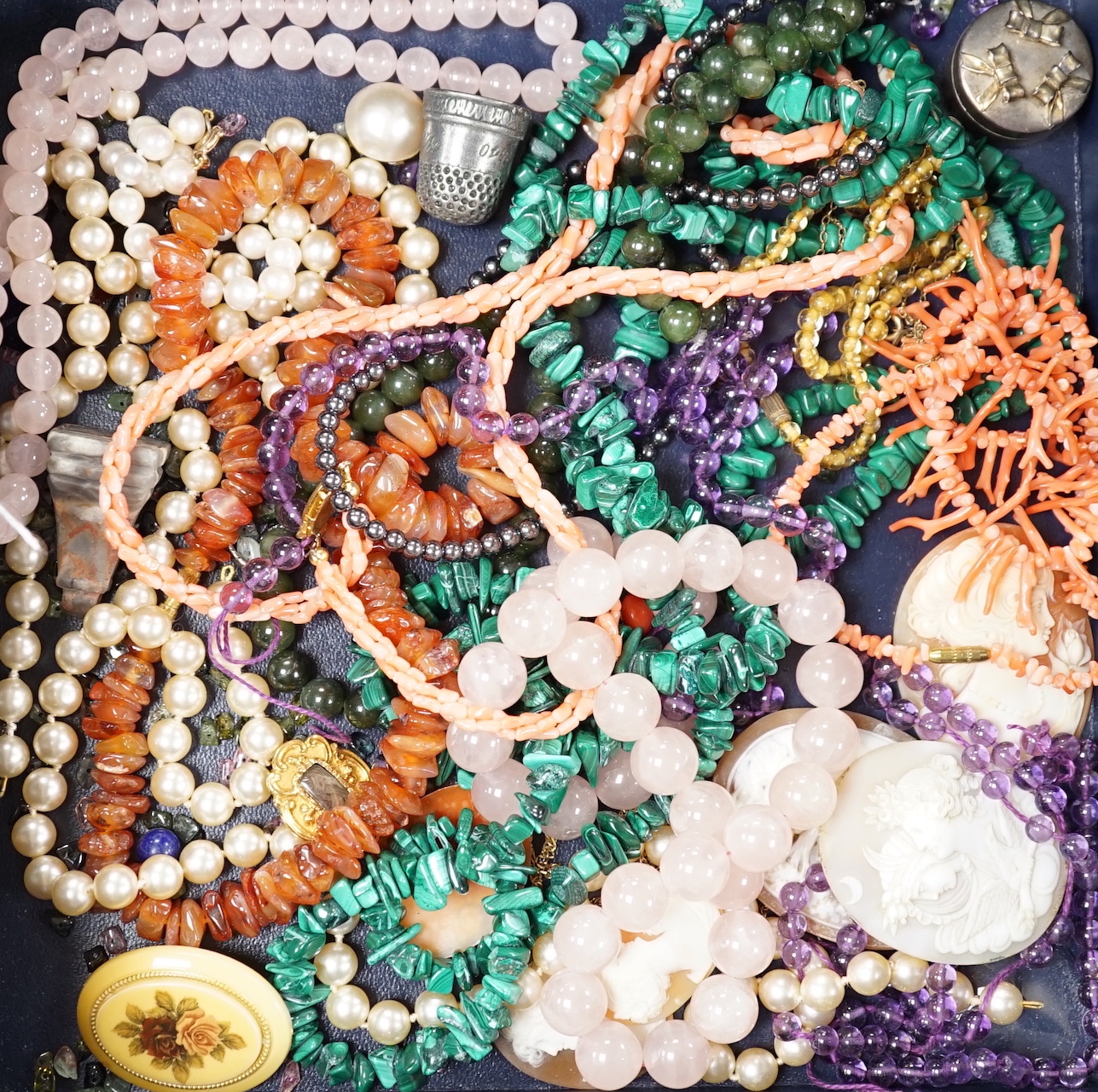 Sundry jewellery including malachite and rose quartz necklaces and unmounted cameos, etc.